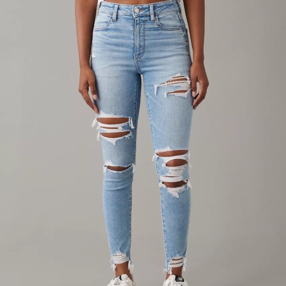 American Eagle Super High Rise Jogging Crop Medium to Light Wash